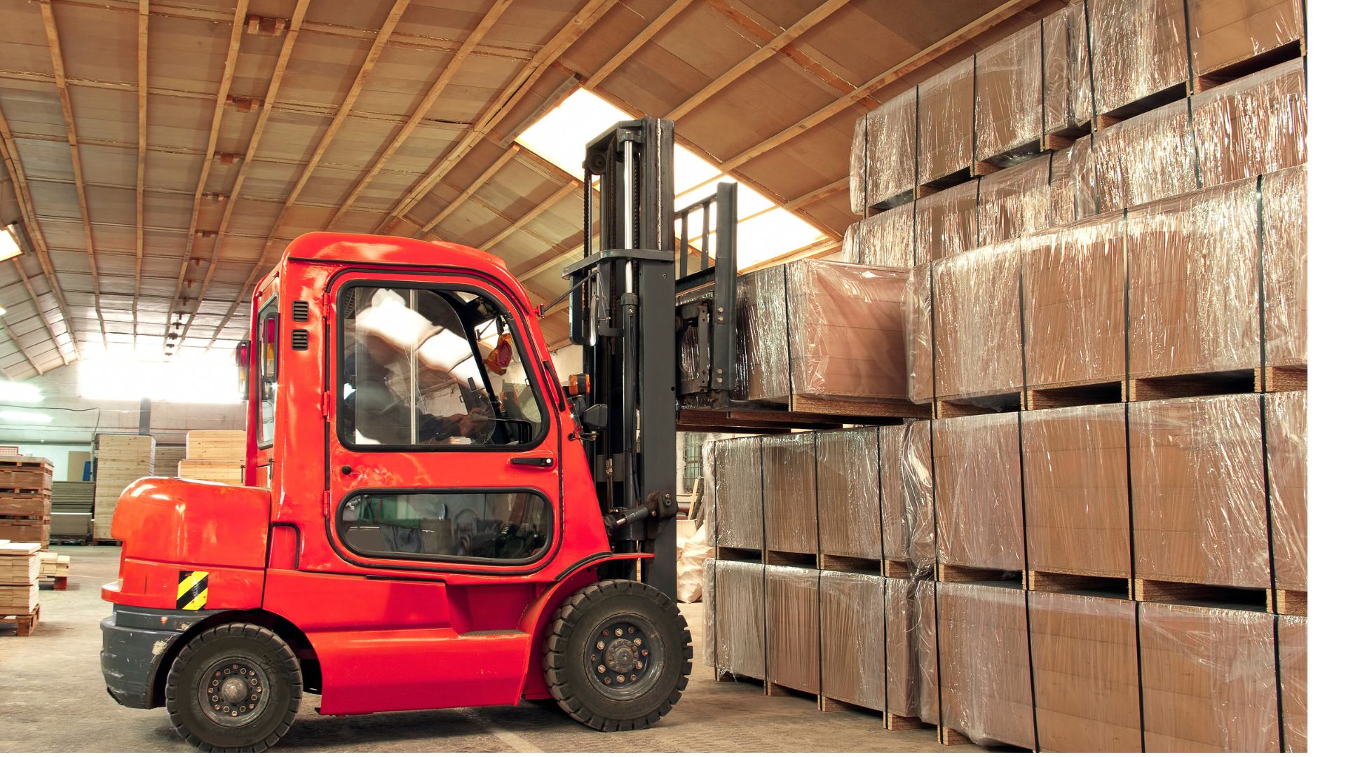 Chargement express d'une caisse de transport aéronautique dans un entrepôt