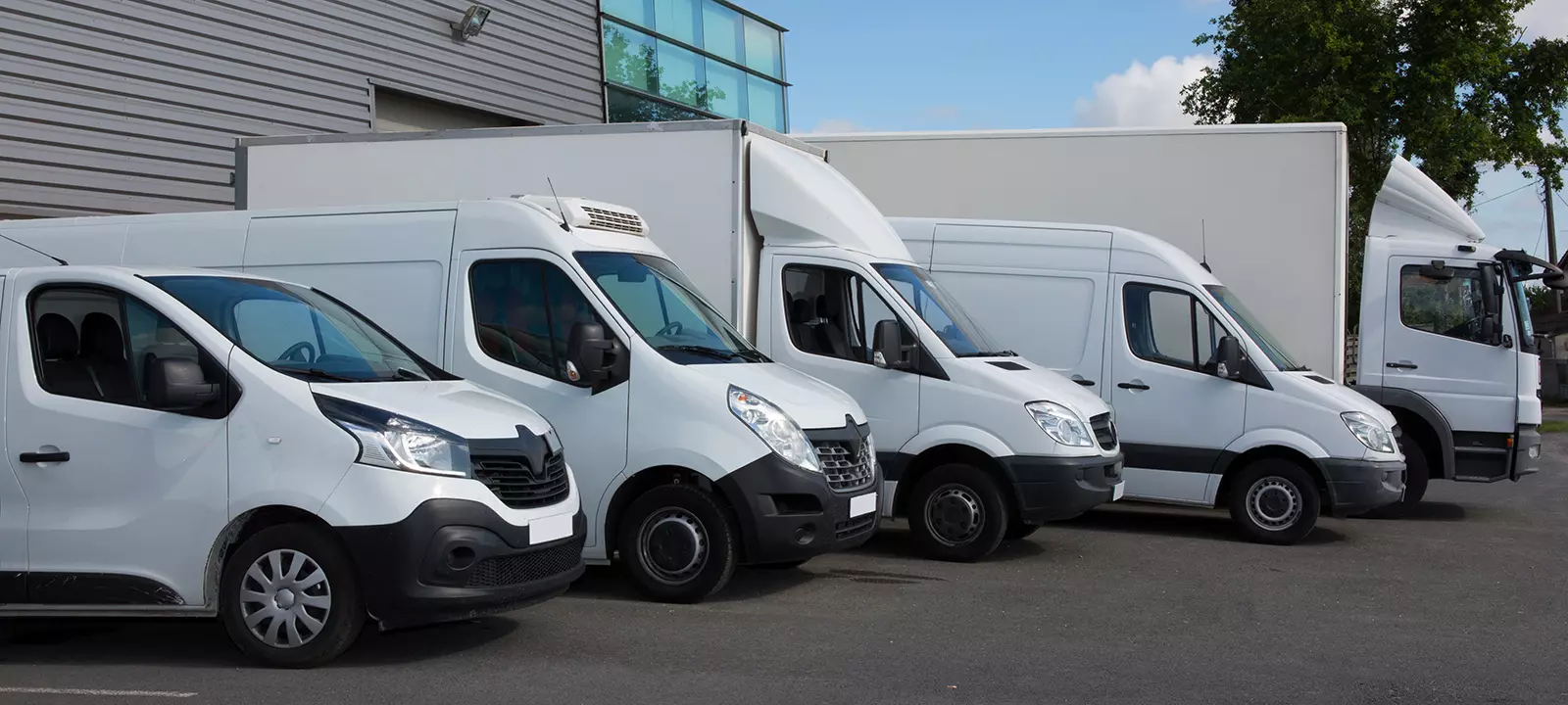 Camion FM Translog roulant sur une autoroute au crépuscule, symbolisant le transport express 24/7.
